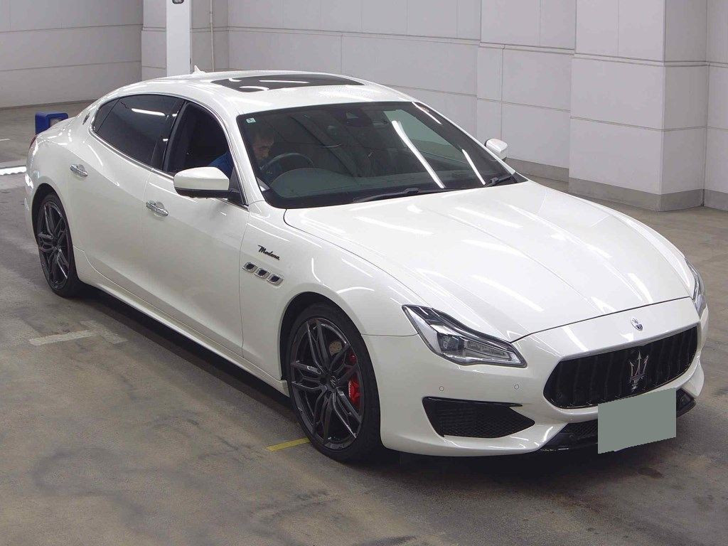 Maserati Quattroporte 2022 z aukcji japońskiej