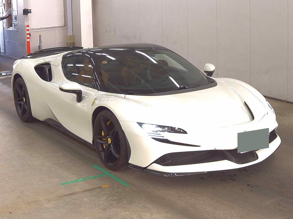 Ferrari SF90 2023 z aukcji japońskiej