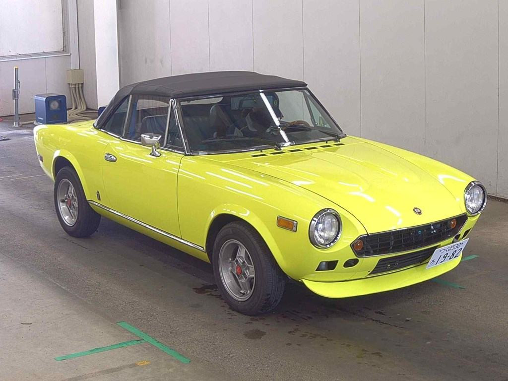 Fiat 124 1982 z aukcji japońskiej