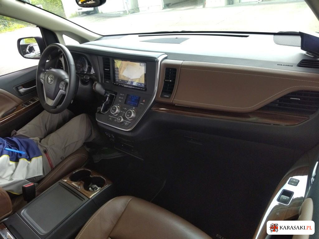 America Toyota Sienna 2018 z aukcji japońskiej