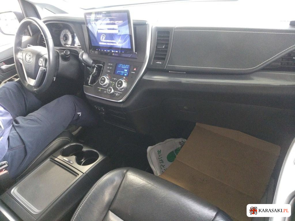 America Toyota Sienna 2018 z aukcji japońskiej