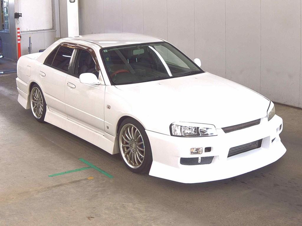 Nissan Skyline 2000 z aukcji japońskiej