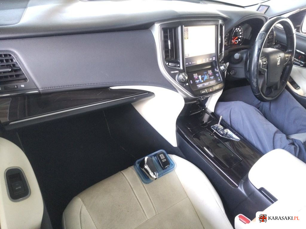 2017 Toyota Crown 4D Athlete G 5