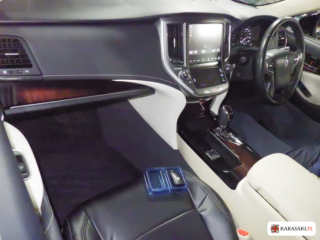 2017 Toyota Crown 4D Royal Saloon 5
