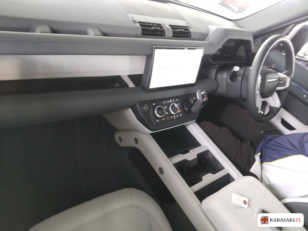 2025 Land Rover Defender 5D 4WD 110 Se P300 5