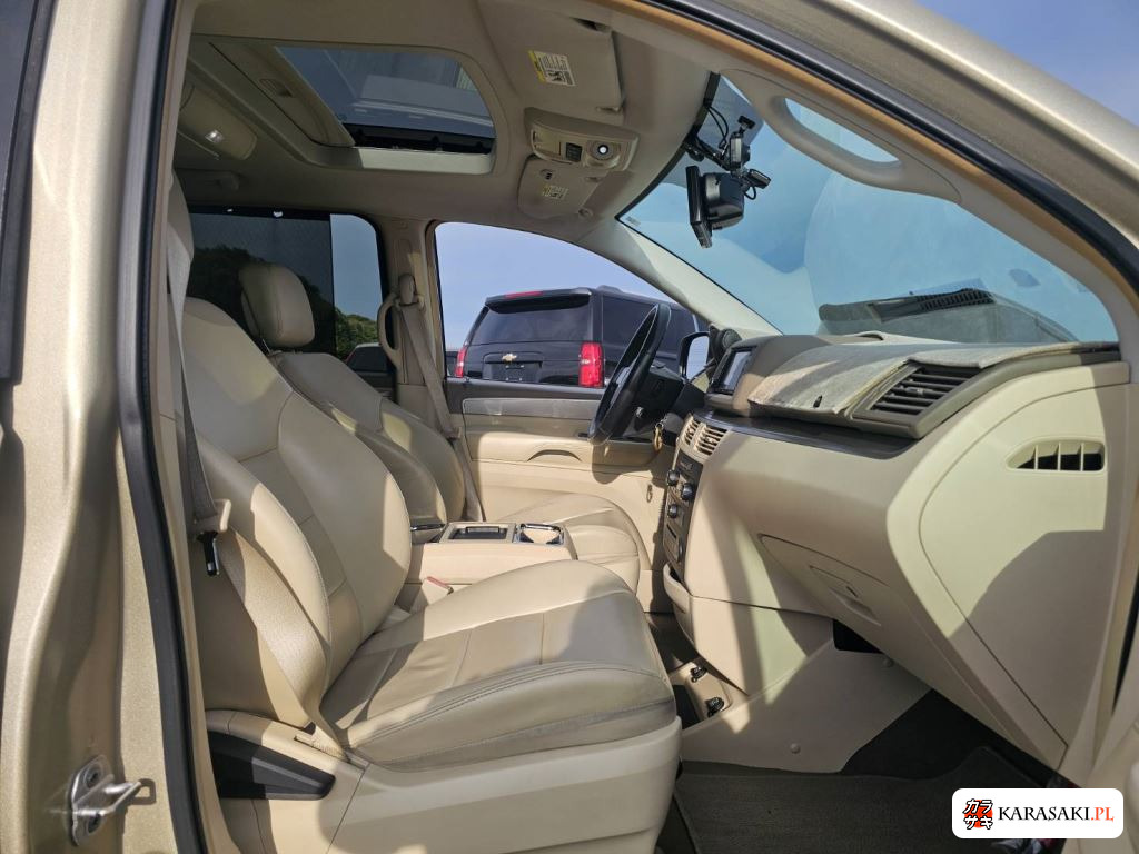 2012 Volkswagen Routan 2