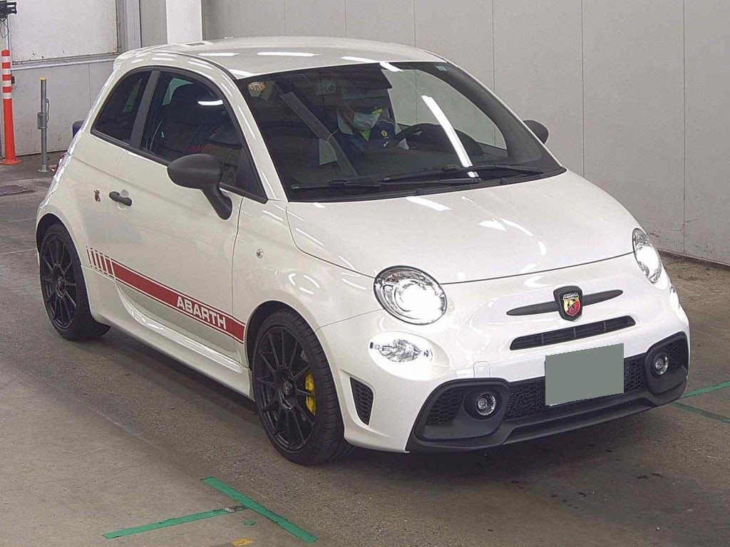 Abarth 695 2023 z aukcji japońskiej