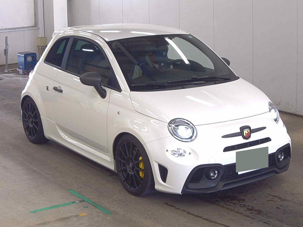 Abarth 695 2024 z aukcji japońskiej