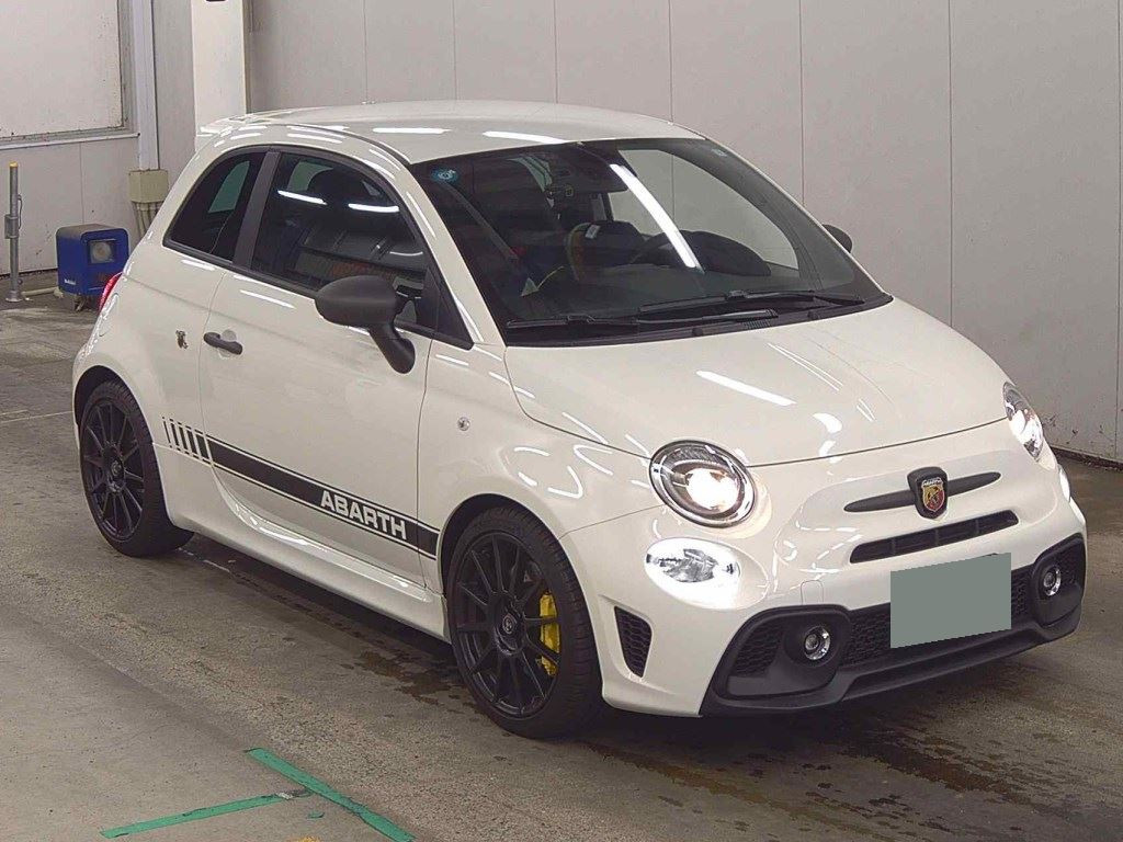 Abarth 695 2024 z aukcji japońskiej