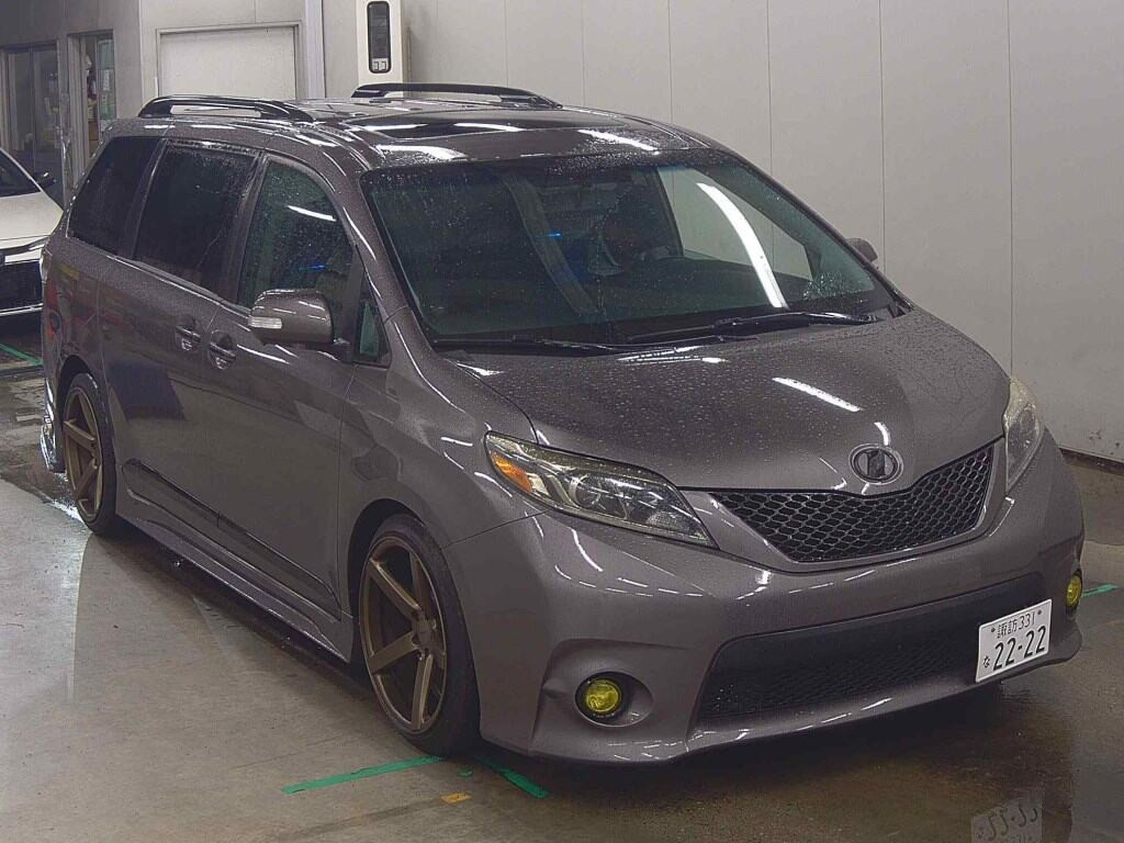 America Toyota Sienna 2017 z aukcji japońskiej