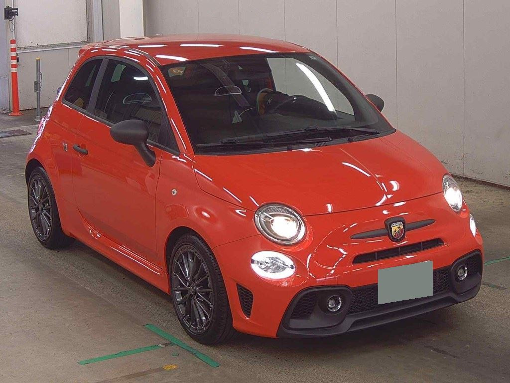 Abarth F595 2025 z aukcji japońskiej
