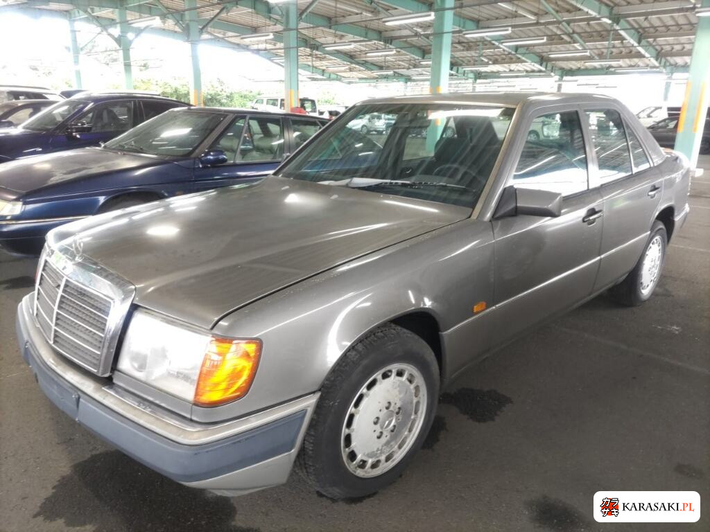 1990 Mercedes-Benz Medium Class 4D 3