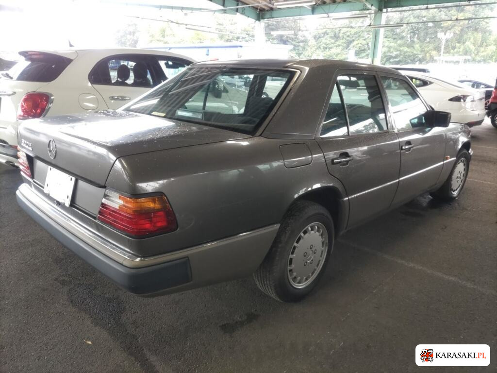 1990 Mercedes-Benz Medium Class 4D 4