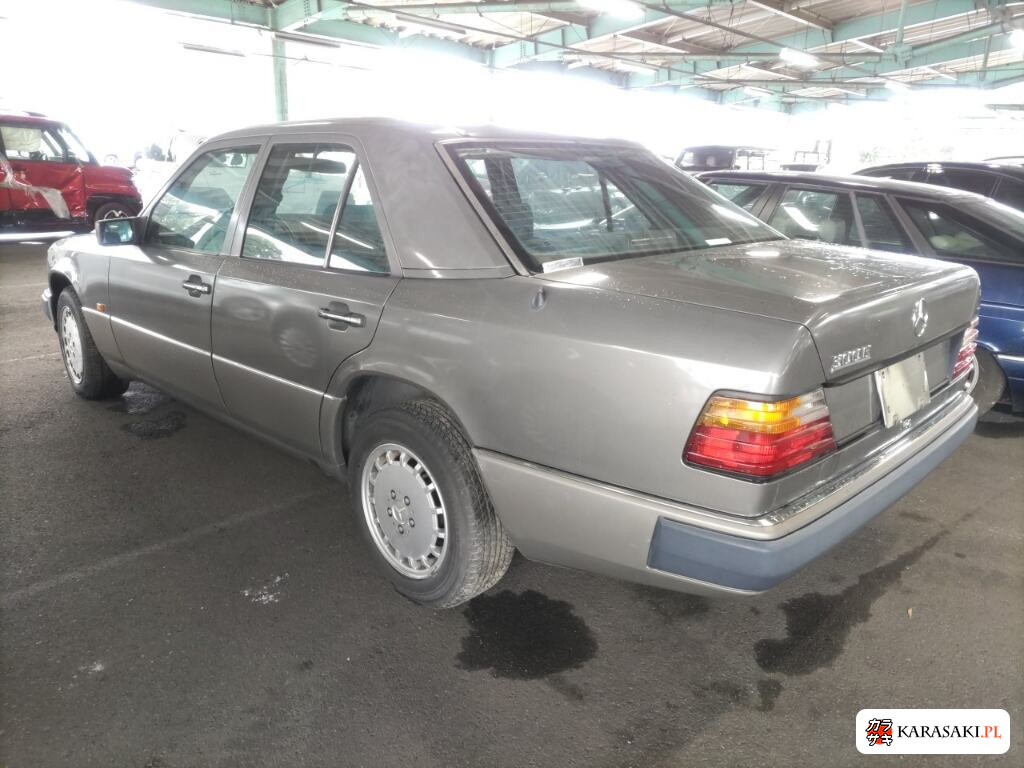1990 Mercedes-Benz Medium Class 4D 2