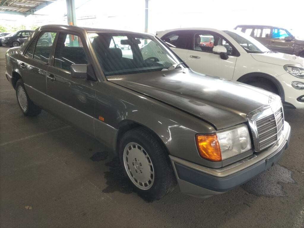 Mercedes-Benz Medium Class 1990 z aukcji japońskiej