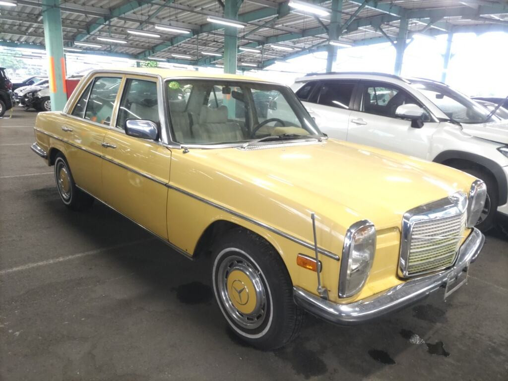 Mercedes-Benz Medium Class 1976 z aukcji japońskiej