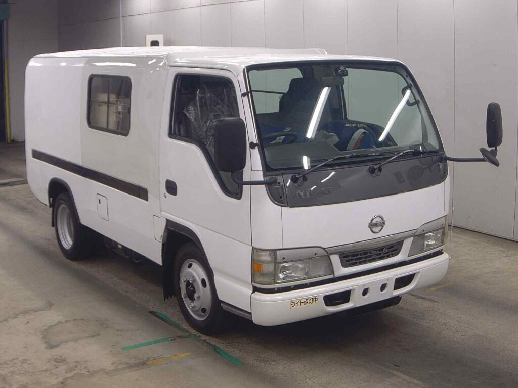 Nissan AKR81EAV 2004 z aukcji japońskiej