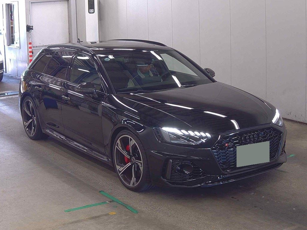 Audi RS4 Avant 2024 z aukcji japońskiej
