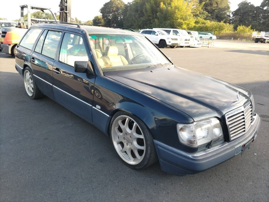 Mercedes-Benz E-Class Stationwagon 1994 z aukcji japońskiej