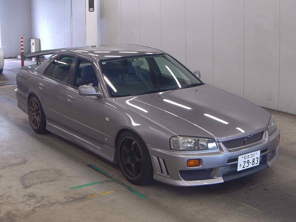 Nissan Skyline 2000 z aukcji japońskiej