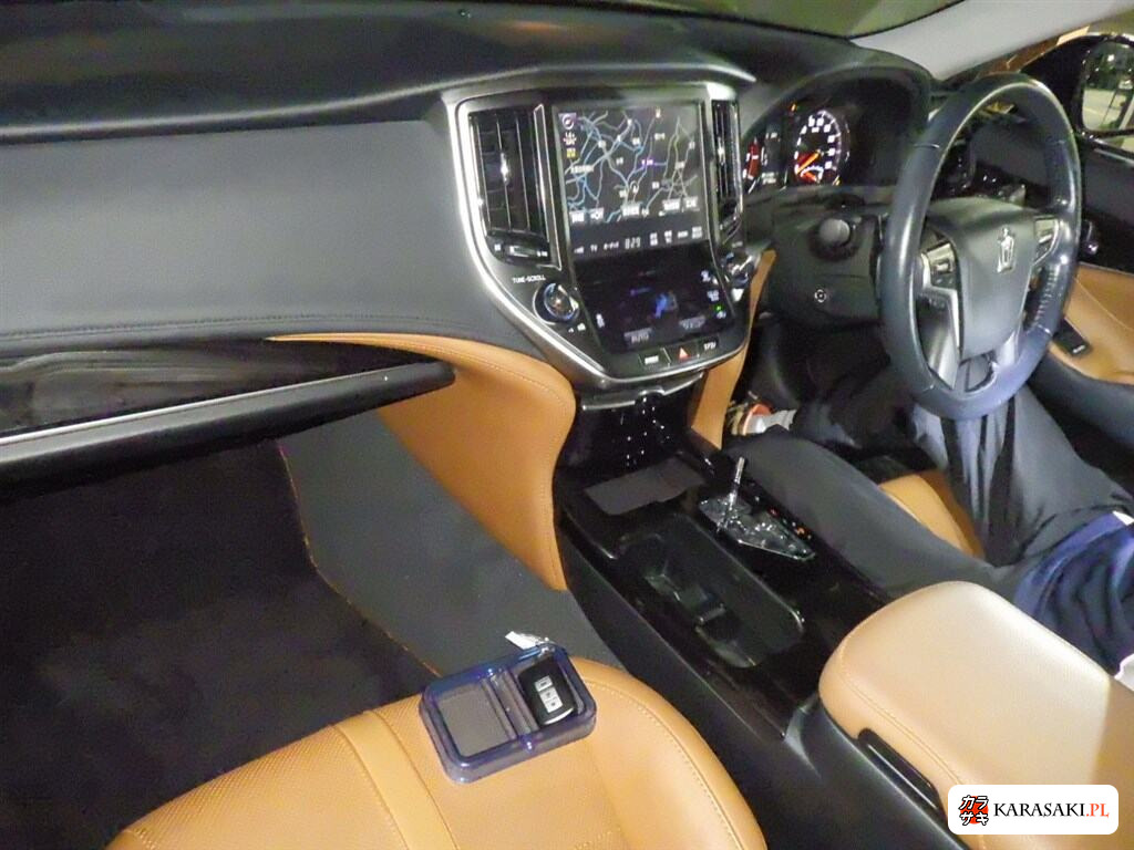 2017 Toyota Crown 4D 5
