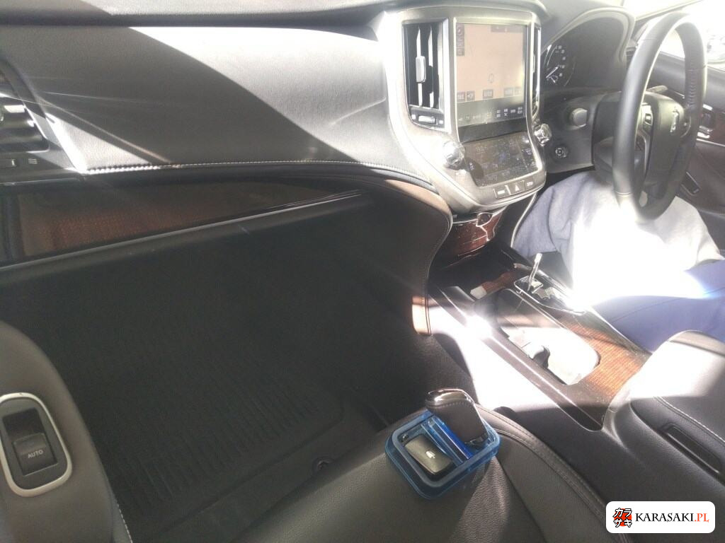 2017 Toyota Crown 4D Royal Saloon 5
