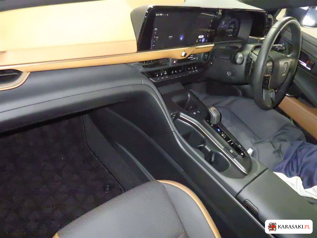 Toyota Crown Crossover 2025 z aukcji japońskiej