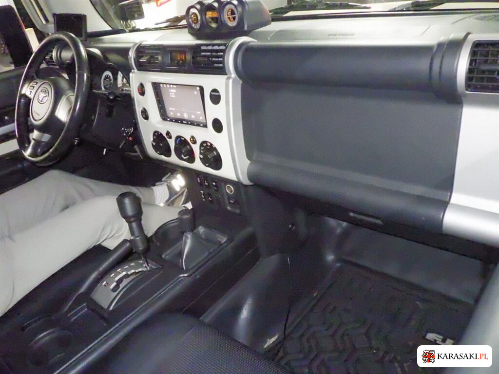 America Toyota FJ Cruiser 2013 z aukcji japońskiej