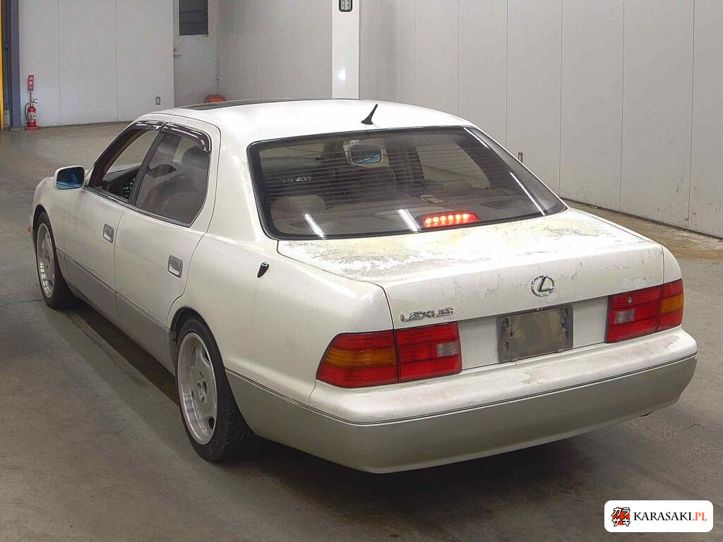 Overseas Toyota UCF20 1996 z aukcji japońskiej