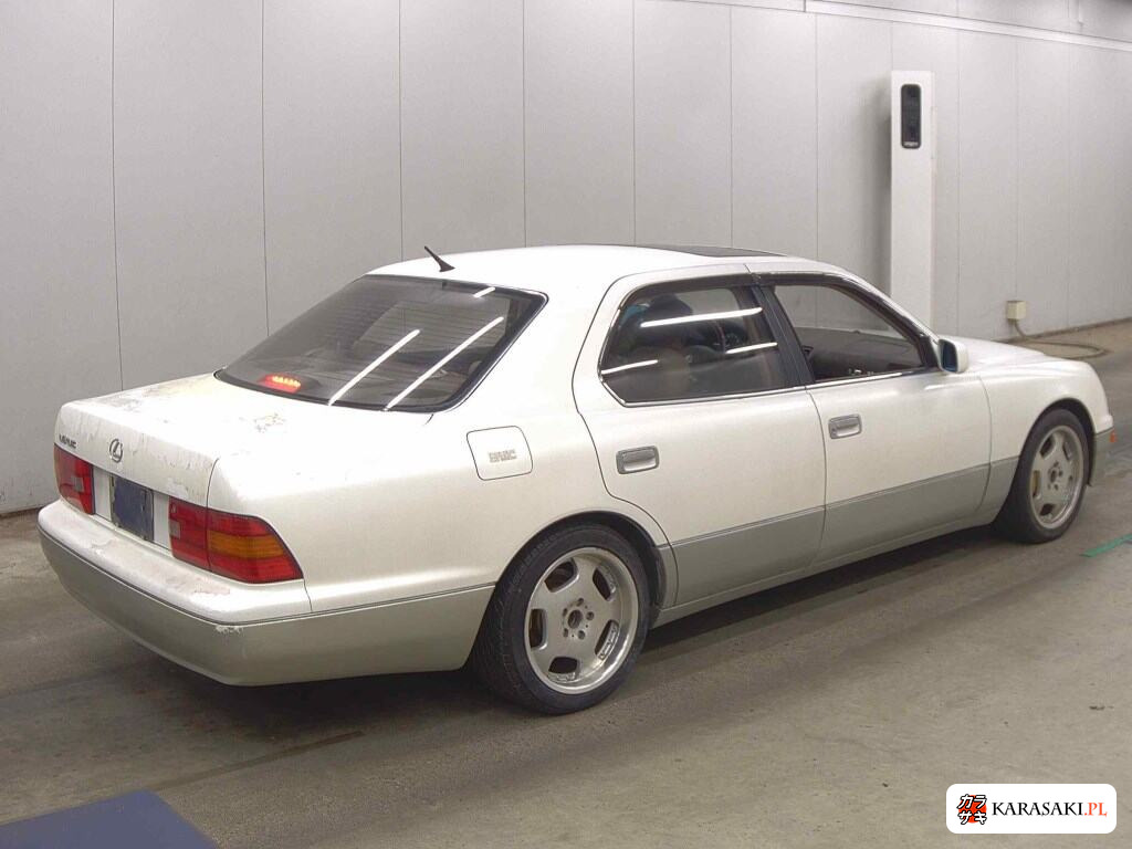 Overseas Toyota UCF20 1996 z aukcji japońskiej