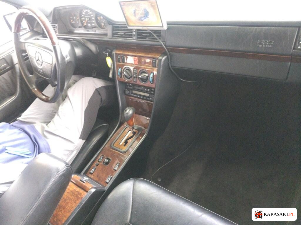 Mercedes-Benz E-Class 1993 z aukcji japońskiej