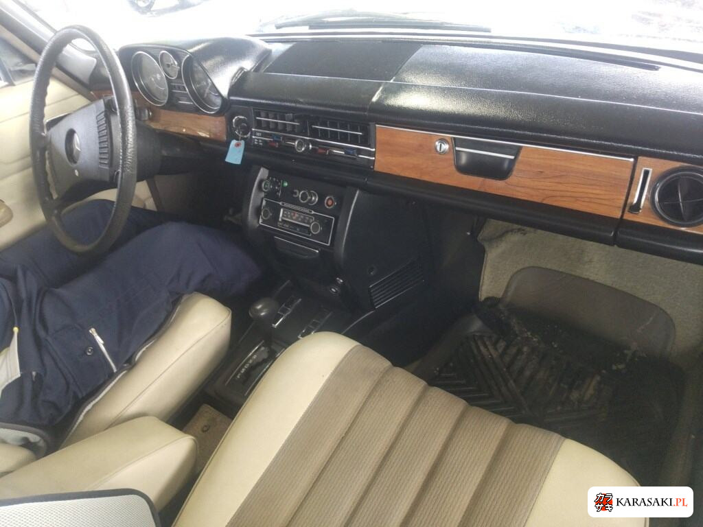 Mercedes-Benz 250 1975 z aukcji japońskiej