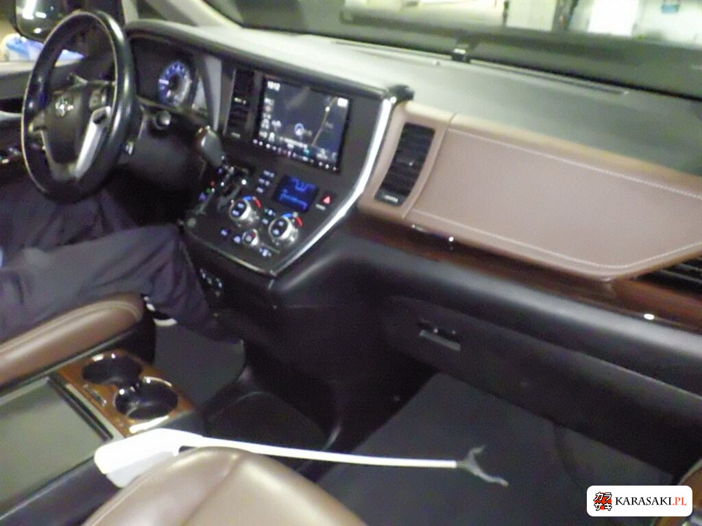 America Toyota Sienna 2019 z aukcji japońskiej