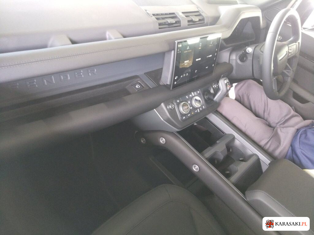 Land Rover Defender 2025 z aukcji japońskiej