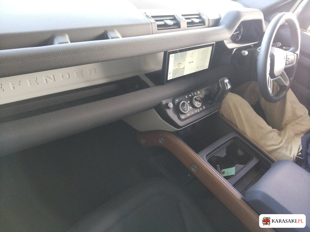Land Rover Defender 2023 z aukcji japońskiej
