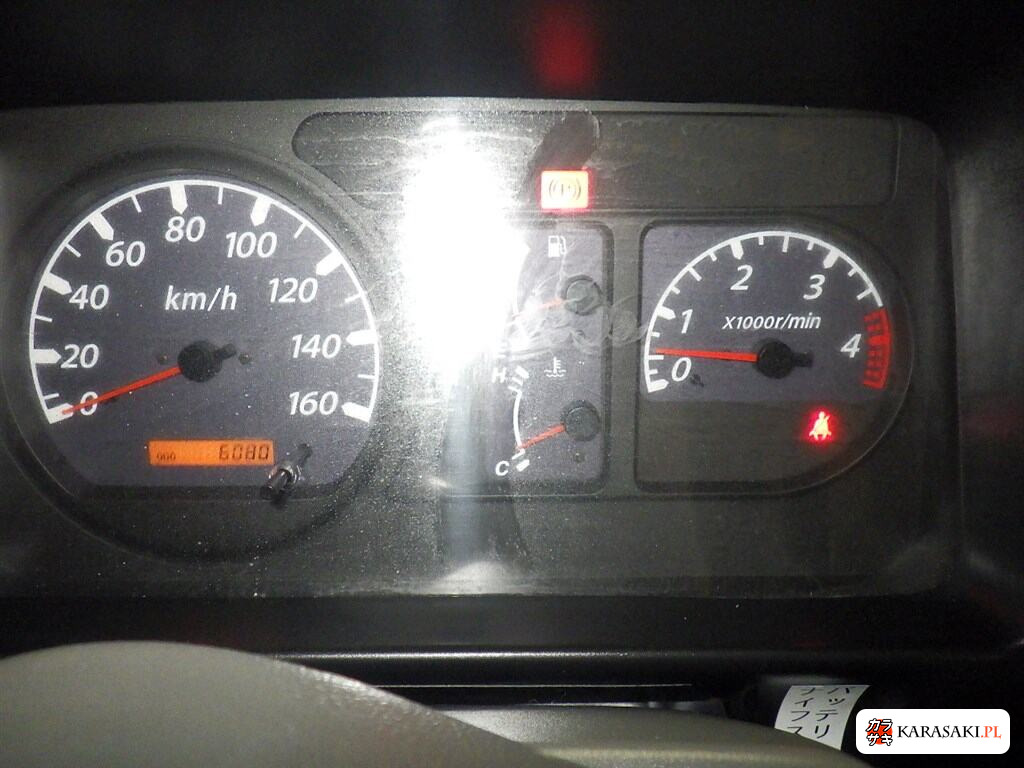Nissan AKR81EAV 2004 z aukcji japońskiej