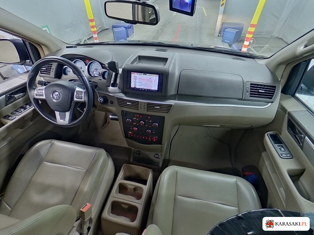 2012 Volkswagen Routan 5