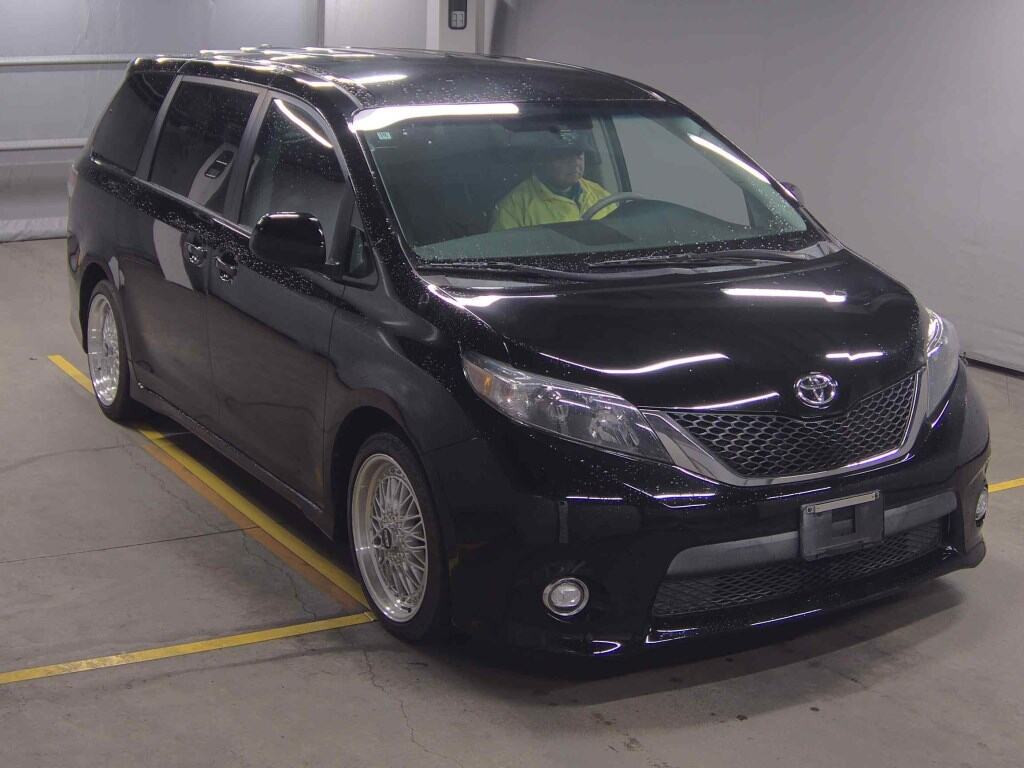 America Toyota Sienna 2019 z aukcji japońskiej