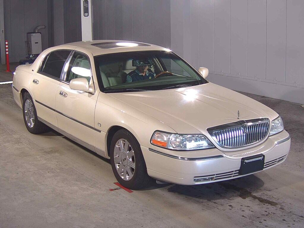 Lincoln Towncar 2006 z aukcji japońskiej