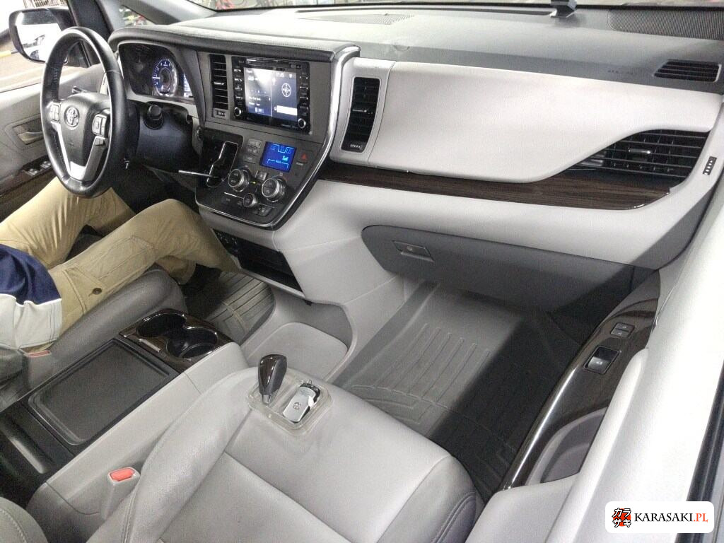 America Toyota Sienna 2019 z aukcji japońskiej