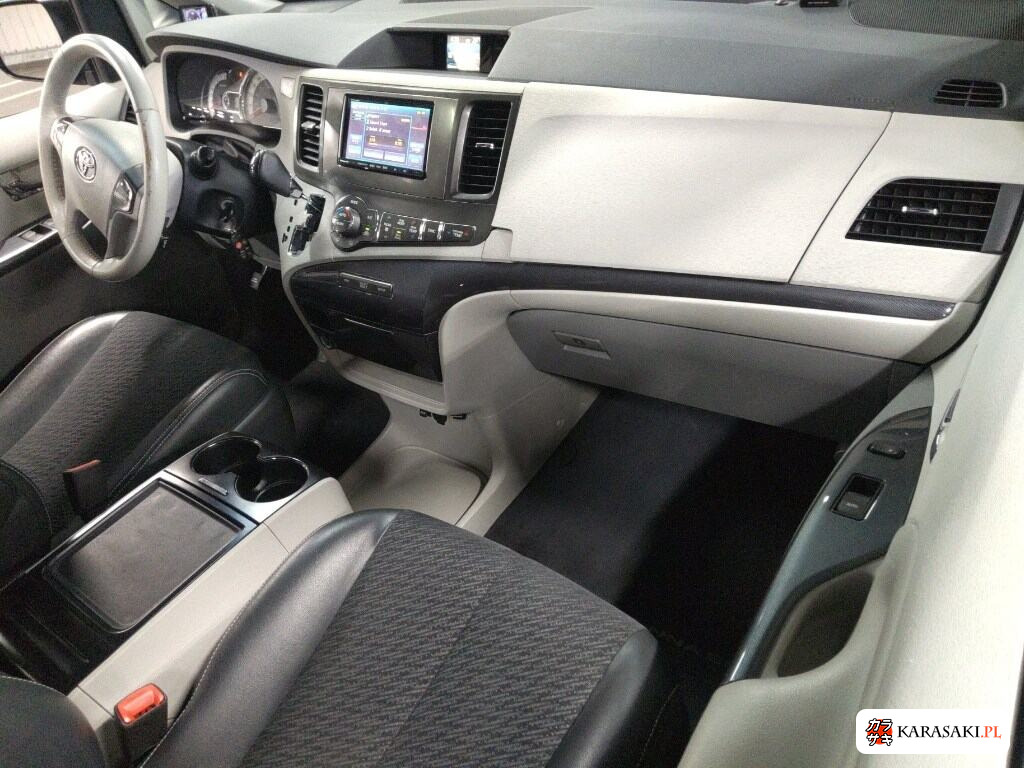 America Toyota Sienna 2012 z aukcji japońskiej