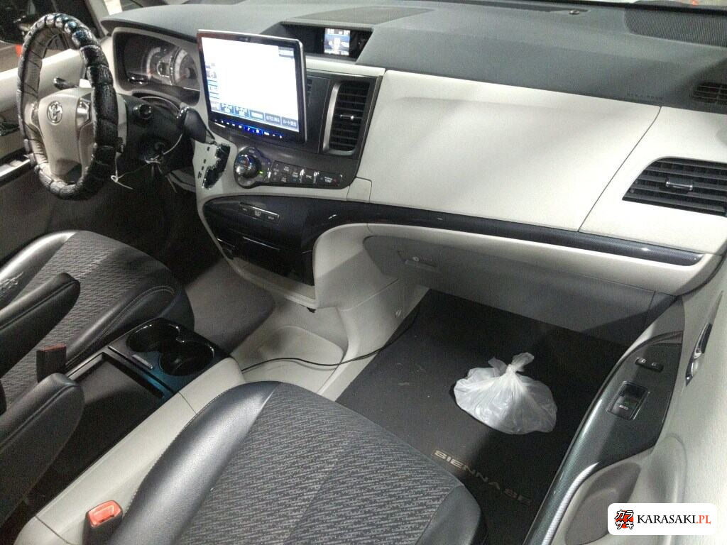 America Toyota Sienna 2011 z aukcji japońskiej