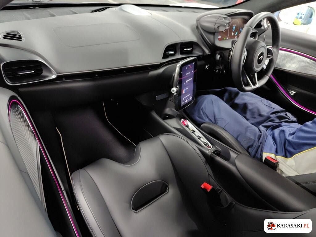 2024 McLaren Artura 5