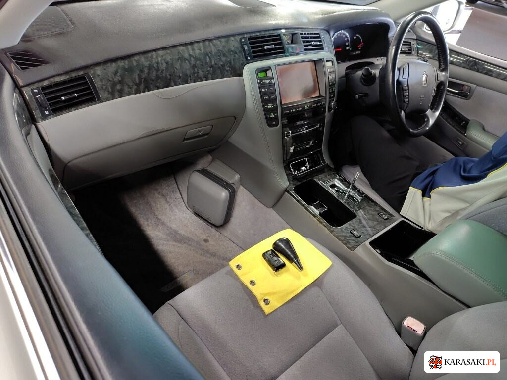 2004 Toyota Crown 4D Royal Saloon 5