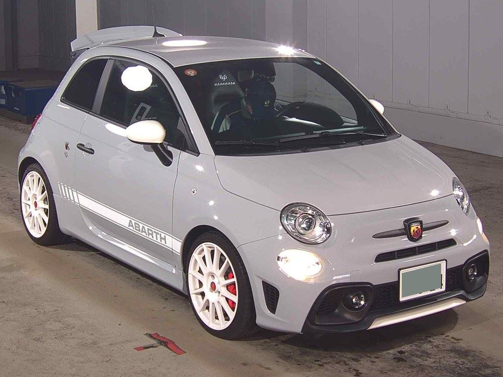 Abarth 695 Esseesse 2022 z aukcji japońskiej