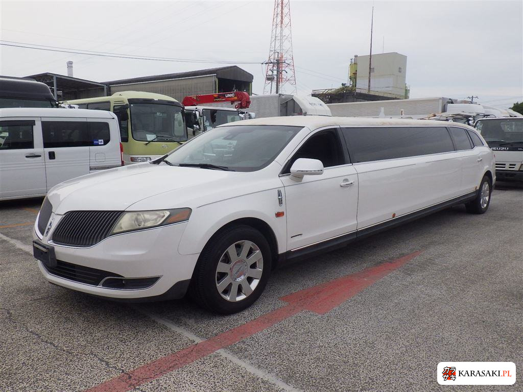 2013 Lincoln MKT 3