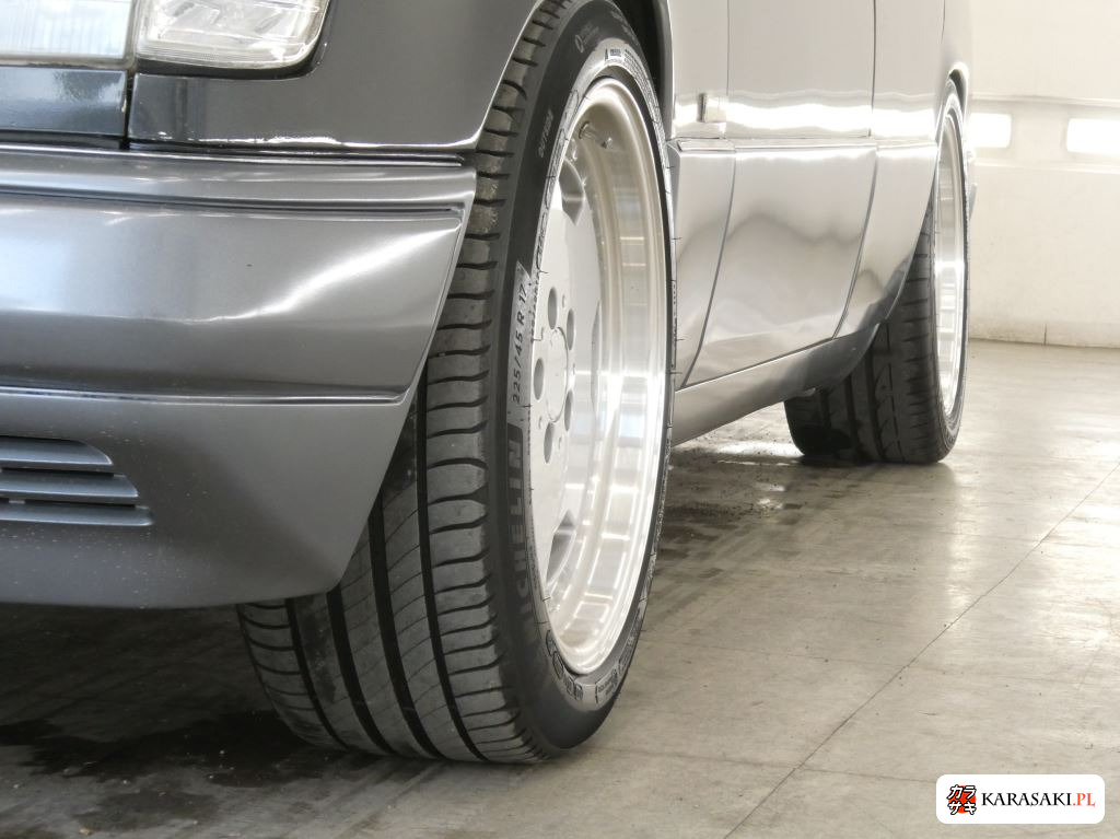 Mercedes-Benz Medium Class 1990 z aukcji japońskiej