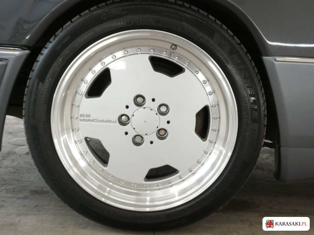 Mercedes-Benz Medium Class 1990 z aukcji japońskiej
