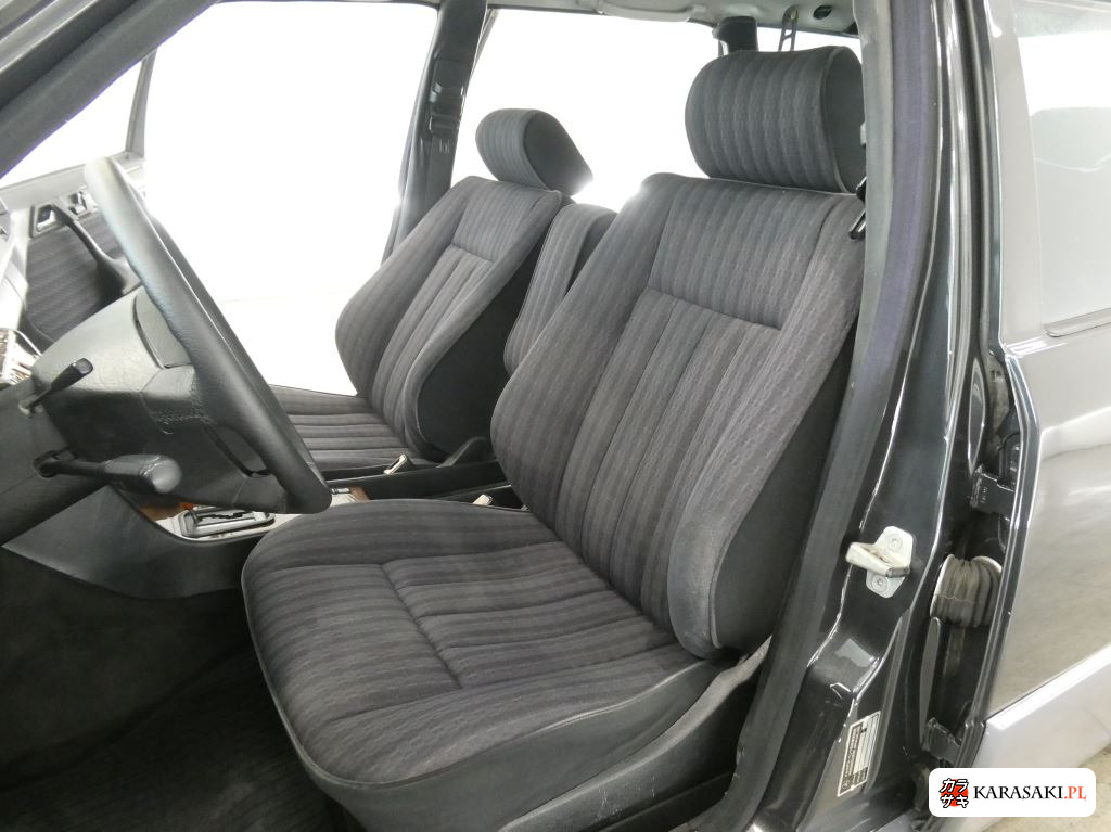 Mercedes-Benz Medium Class 1990 z aukcji japońskiej