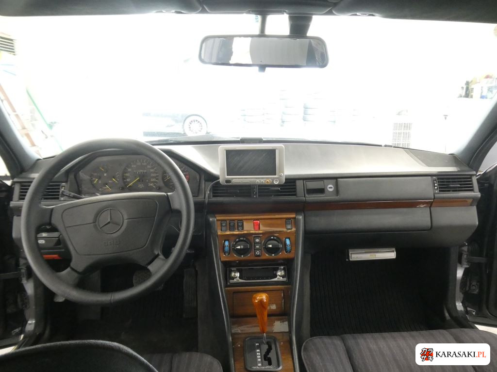 Mercedes-Benz Medium Class 1990 z aukcji japońskiej